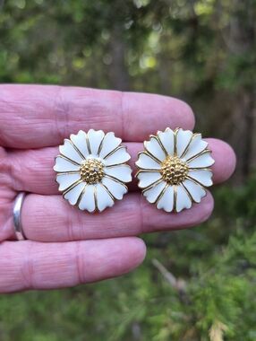 Vintage Daisy Enamel Clip On Earrings 60s Mod Flower Power